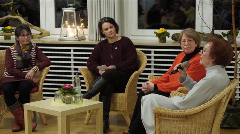 Warum engagieren sich so viele Bad Harzburger ehrenamtlich? Berit Nachtweyh (2.v.l.) vom Kirchenvorstand der Luthergemeinde plaudert mit (v.l.) Ute Feld, Gabriele Reichard und Brigitte Lohmann über die ehrenamtliche Arbeit.