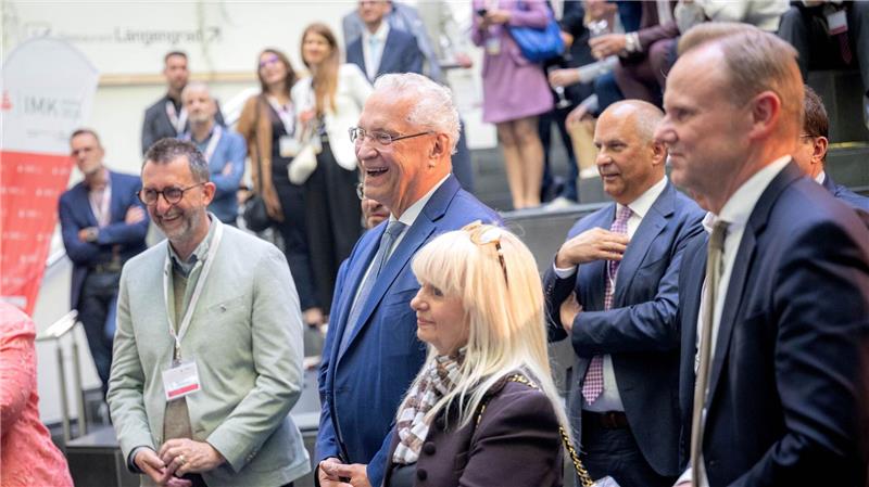 Innenministerkonferenz will kein weitreichendes Böllerverbot Berlin, Bremen und Hamburg sprachen sich im Kreise der Innenminister für mehr Gestaltungsspielraum der Behörden im Umgang mit Regelungen zum Silvesterfeuerwerk aus.