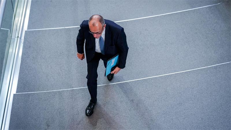 Berlin: Bundeskanzler Merz geht aus dem Bundestag 