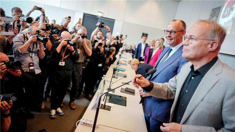 Berlin: Kanzler trifft SPD-Fraktion - Merz und Miersch bei der Sitzung im Bundestag