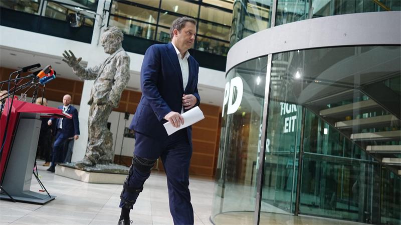 Berlin: Klingbeil gibt im Willy-Brandt-Haus Pressestatement zum Rücktritt von Bas als SPD-Chefin und Arbeitsministerin.