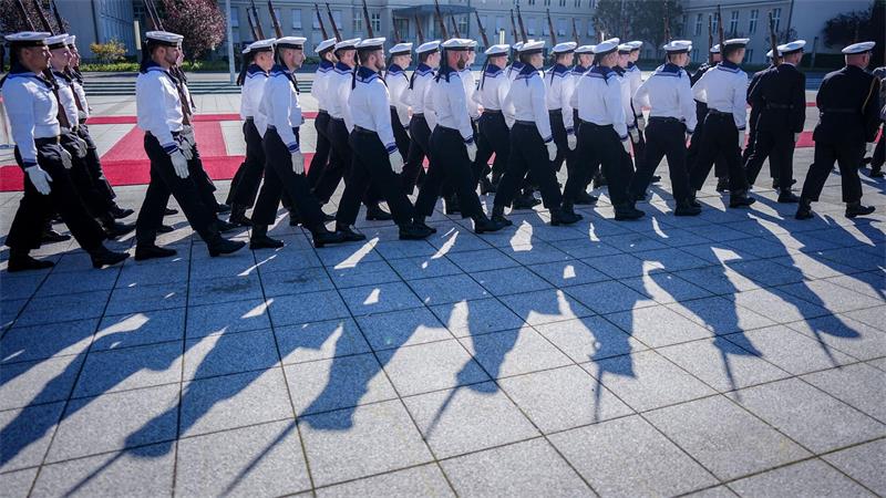 Berlin: Militärische Ehren und lange Schatten – Wachbataillon empfängt Kasachstans Staatspräsidenten
