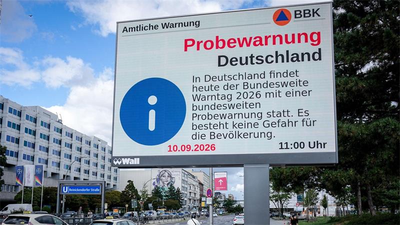 Berlin: Warnhinweis leuchtet auf – Anzeigetafel kündigt den bundesweiten Warntag an