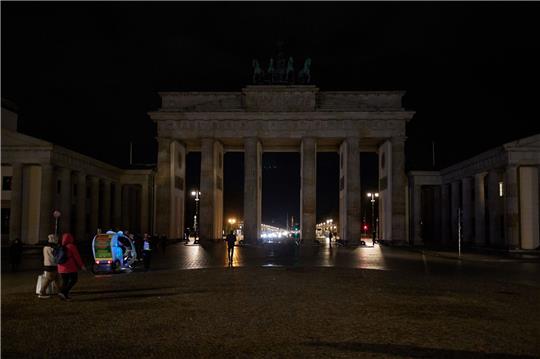 Berlin beteiligt sich an der weltweiten Aktion «Earth Hour» und schaltet das Licht am Brandenburger Tor aus.
