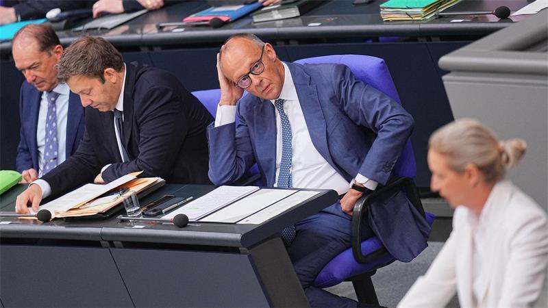 Berlin im Bundestag: Generaldebatte startet – Weidel am Rednerpult, Kanzler Merz in der ersten Reihe