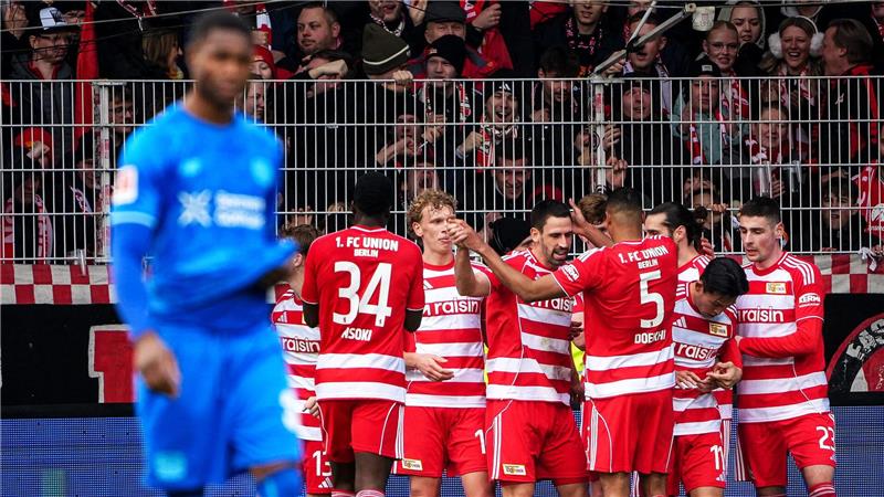 Berliner Jubeltraube um Torschütze Rani Khedira. 