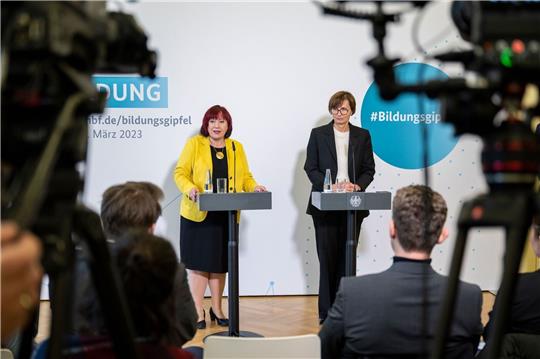 Berlins Bildungssenatorin Astrid-Sabine Busse (SPD, l) und Bundesbildungsministerin Bettina Stark-Watzinger (FDP) am Rande des Bildungsgipfels.