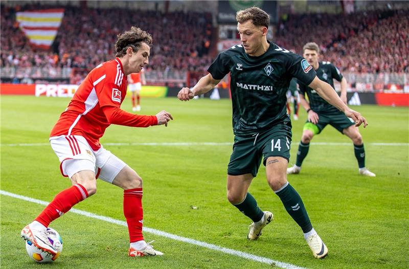 Berlins Brenden Aaronson (l) kämpft gegen Senne Lynen von Werder Bremen um den Ball.