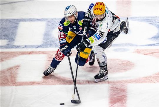 Berlins Frederik Tiffels (l) kämpft gegen Gregory Kreutzer von Pinguins Bremerhaven um den Puck.