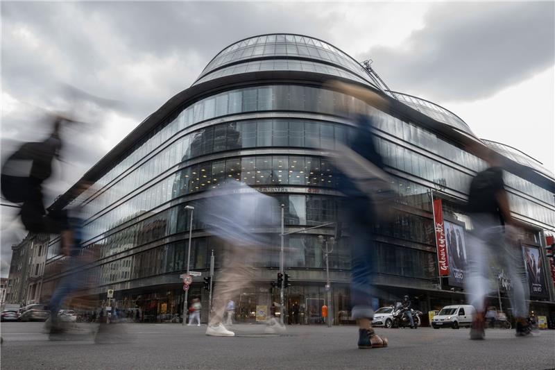 Galeries Lafayette schließt bereits Ende Juli Berlins Kultursenator Joe Chialo sieht das Projekt Zentral- und Landesbibliothek im noch als Luxuskaufhaus Quartier 207 von den Galeries Lafayette genutzten Gebäude als Stärkung gegen eine verfallende Friedrichstraße.
