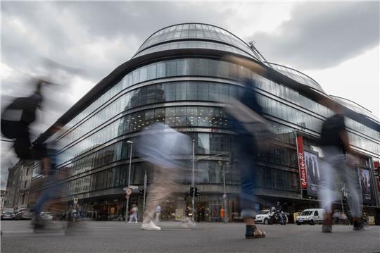 Berlins Kultursenator Joe Chialo sieht das Projekt Zentral- und Landesbibliothek im noch als Luxuskaufhaus Quartier 207 von den Galeries Lafayette genutzten Gebäude als Stärkung gegen eine verfallende Friedrichstraße.