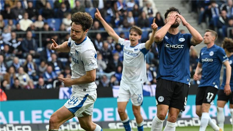 Erlösung nach 6:1 gegen Hertha: Bielefeld bleibt Zweitligist Berlins Linus Gechter (links) bejubelt sein Tor zur 1:0-Führung. Bielefelds Maximilian Bauer ist entsetzt.