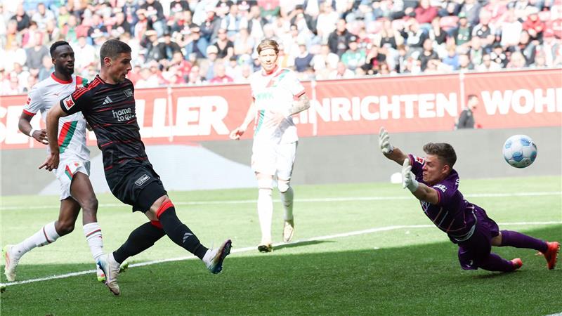 Union-Sieg beim Abschiedsspiel von Schiri Brych Berlins Matchwinner Andrej Ilic (l) bei seinem ersten Tor zum 1:1. FCA-Torwart Finn Dahmen ist chancenlos.