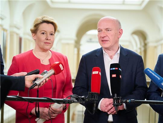 Berlins Noch-Regierende Bürgermeisterin Franziska Giffey und CDU-Spitzenkandidat Kai Wegner und ihre Delegationen haben die Arbeit am neuen Koalitionsvertrag fast beendet.