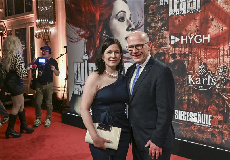 Berlins Regierender Bürgermeister Kai Wegner (CDU) und seine Partnerin Katharina...