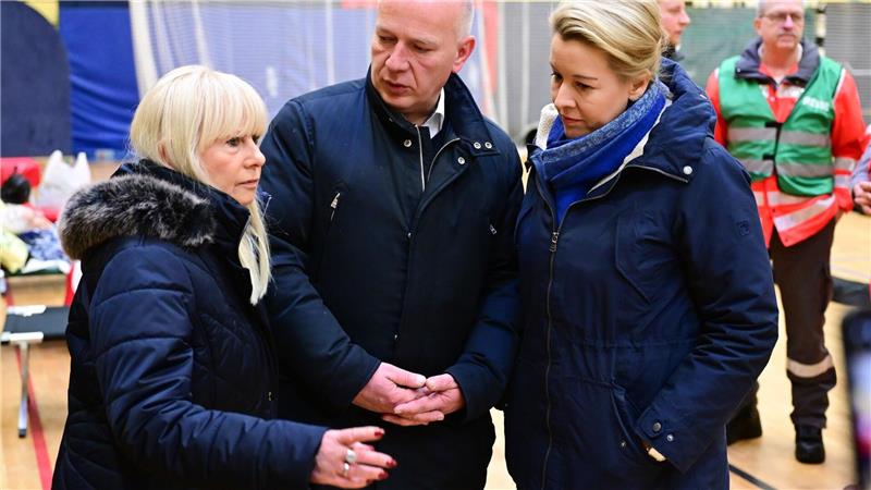 Berlins Regierender Bürgermeister Kai Wegner (mit Iris Spranger und Franziska Giffey, l.) sieht sich mit Kritik nach einem Brandanschlag auf die Stromversorgung konfrontiert. (Archivbild)