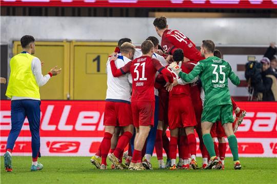 Berlins Spieler jubeln nach dem Tor zum 2:3.