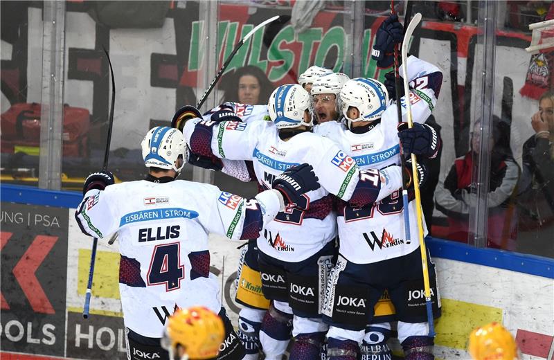 Pföderl überragt: Eisbären deutscher Eishockey-Meister Berlins Spieler jubeln über den Treffer zum 2:0.