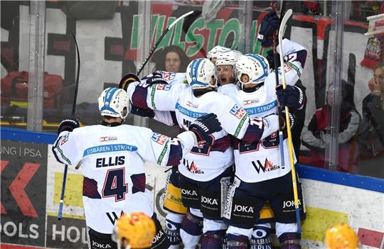 Berlins Spieler jubeln über den Treffer zum 2:0.