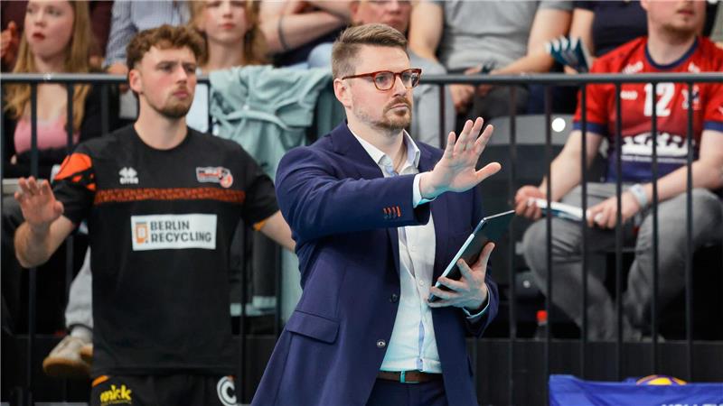 Berlins Trainer Markus Steuerwald gestikuliert am Spielfeldrand.