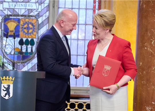 Berlins neuer Regierender Bürgermeister Kai Wegner (CDU) ernennt seine Vorgängerin Franziska Giffey (SPD) zur Senatorin für Wirtschaft, Energie und Betriebe.