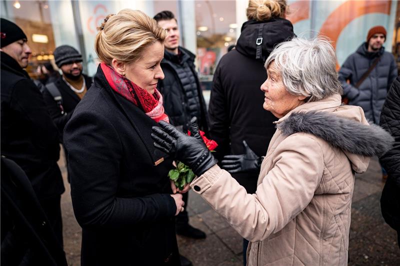 Wahlkampf-Endspurt in Berlin: Händeschütteln bei Nieselregen Berlins noch Regierende Bürgermeisterin Franziska Giffey (SPD) am letzten Tag des Wahlkampfs.