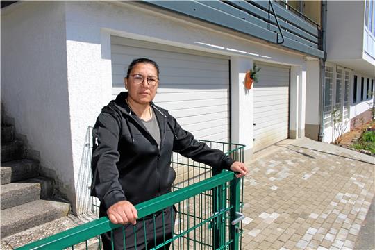 Berna Acar-Grothe gibt den angrenzenden Bauarbeiten die Schuld für das verbogene Zauntor. Foto: Wendt