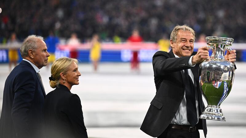 Bernard Dietz, Heidi Beckenbauer, Witwe von Franz Beckenbauer und Jürgen Klinsmann präsentierten den Pokal.