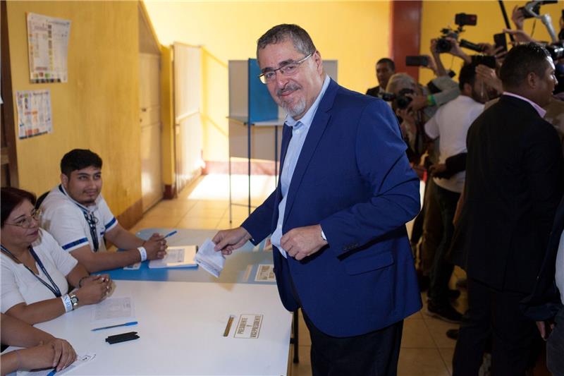 Bernardo Arevalo, Präsidentschaftskandidat der Partei Movimiento Semilla (Bewegung Saatkorn), gibt seine Stimme bei der Stichwahl der Präsidentschaftswahlen in Guatemala ab.