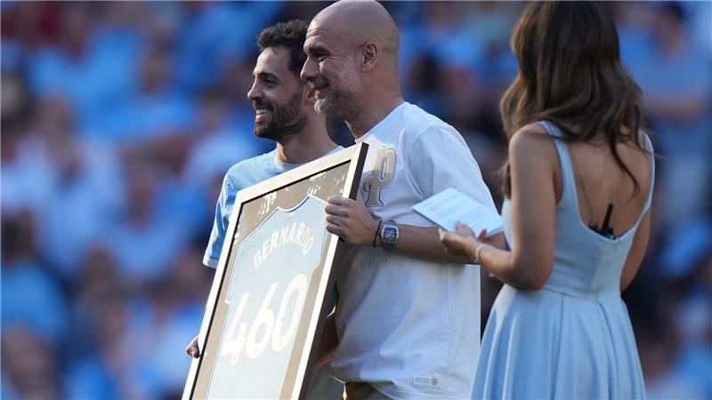 Bernardo Silva (l) und Trainer Pep Guardiola während einer Zeremonie nach ihrem letzten Spiel für Manchester City.