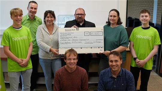 Bernd Blumenberg von Novelis (Mitte) übergibt 11.000 Euro an das WvS. Mit dabei: Louis Heger (Schüler WvS), Jan Steuernagel (WvS), Schulleiterin Inga Rau, Sören Sperlich (WvS), Katharina Peters (Vorsitzende Förderverein), Lukas Friedrich (WvS) und Levente Makkay (Schüler WvS). Einen großen Anteil am Projekt haben auch die Schüler Jarne Liebau und Lennard Säuberlich (nicht im Bild).