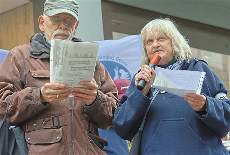 Goslars scharfer Protest gegen Aufrüstung und Angstmache Bernd Krage-Sieber und Erika Hauff-Cramer führen ein Kabarett-Interview.