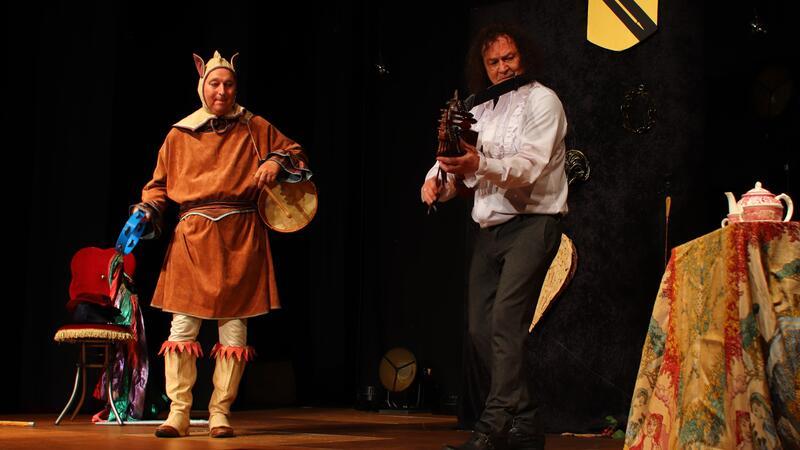 Bernd Lafrenz (li.) beschließt die 43. Goslarer Tage der Kleinkunst mit Shakespeare. An der Nyckelharpa: Thomas Roth.