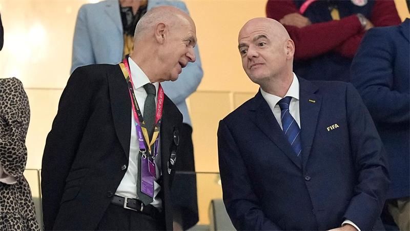 Bernd Neuendorf (l) ist mehr gut auf Gianni Infantino zu sprechen. (Archivbild)