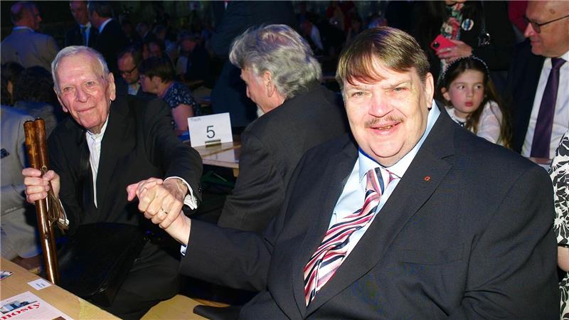 Bernd Posselt (r), Sprecher der Sudetendeutschen Volksgruppe, mit dem Schriftsteller Milan Uhde (l), dem diesjährigen Preisträger des Europäischen Karlspreises der Sudetendeutschen, an einem Tisch.