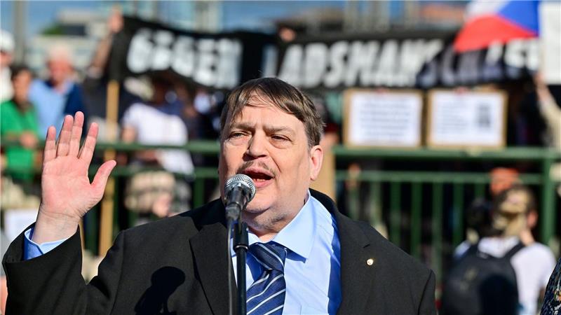 Bernd Posselt von der Sudetendeutschen Volksgruppe spricht bei der Gedenkfeier für die Opfer des Holocaust an dem Ort, von dem aus die jüdischen Transporte aus Brünn abfuhren.
