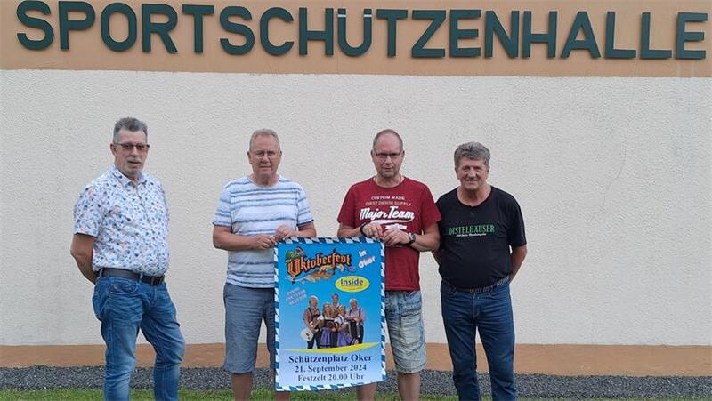 Bernd Röttger, Jörg Ihde, Heik Eggers und Willi Allroth (v. l.) stellen das Plakat für das Fest vor.