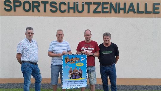 Bernd Röttger, Jörg Ihde, Heik Eggers und Willi Allroth (v. l.) stellen das Plakat für das Fest vor.