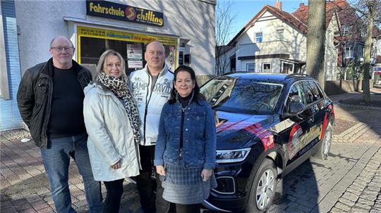 Bernd Schilling (l.) übergibt seine Fahrschule an Nicole und Lutz Bruderer, seine Frau Uschi Schilling (r.) wird noch eine Zeit lang im Betrieb weiterarbeiten.