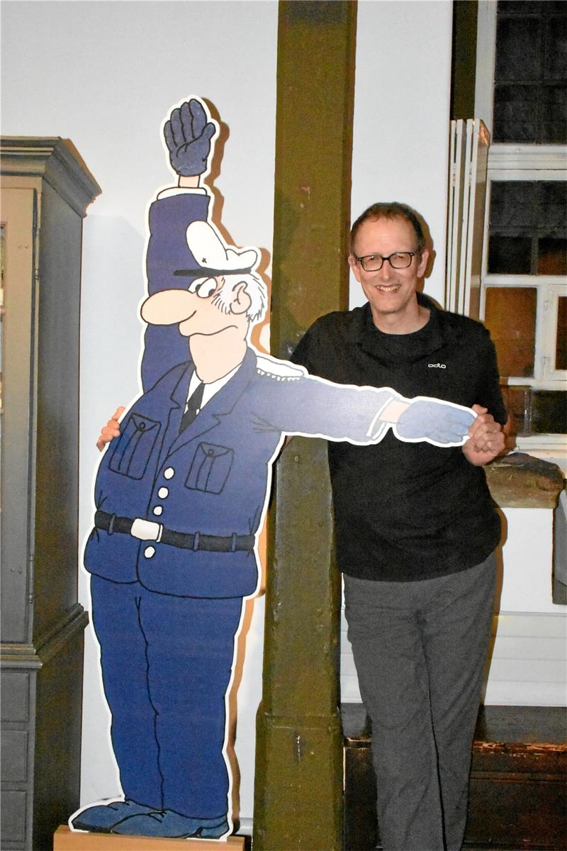 Bernd Schönebaum aus Springe begleitete Uli Stein auf seine Ausstellungseröffnungen im Goslarer Museum. Aktuell kuratierte er die Best-of-Ausstellung im Goslarer Museum (Foto) und ist verantwortlich für Idee und Umsetzung einer wunderbaren Sache – der Uli-Stein-Cartoonmeile. Die GZ und ihre Leser erfreut Schönebaum anlässlich der Feiertage mit zwei Weihnachtscartoons.  Foto: Kempfer