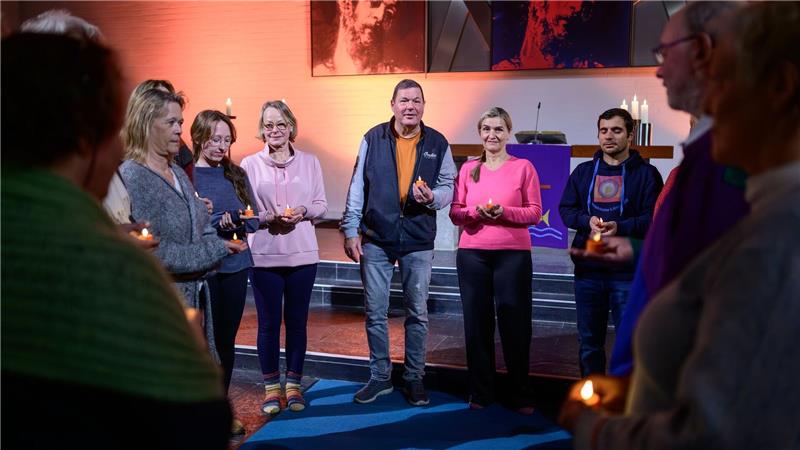 Gegen den Stress: Meditation in Lüneburger Kirche Bernd Skowron (7.v.l), Pastor und Kornelia Tillack (4.v.r), Bewegungstherapeutin, leiten die Meditation in der Kirche an. (Archivbild)
