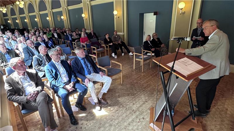 Der Mann, der in Bad Harzburg Spuren hinterlassen hat Bernd Vollrodt (r.) ist tief bewegt angesichts des Überraschungs-Festaktes zu seinem Abschied und den Worten der Festredner (v.l.) Christian Klamt, Konrad Aichner und Ralf Abrahms.