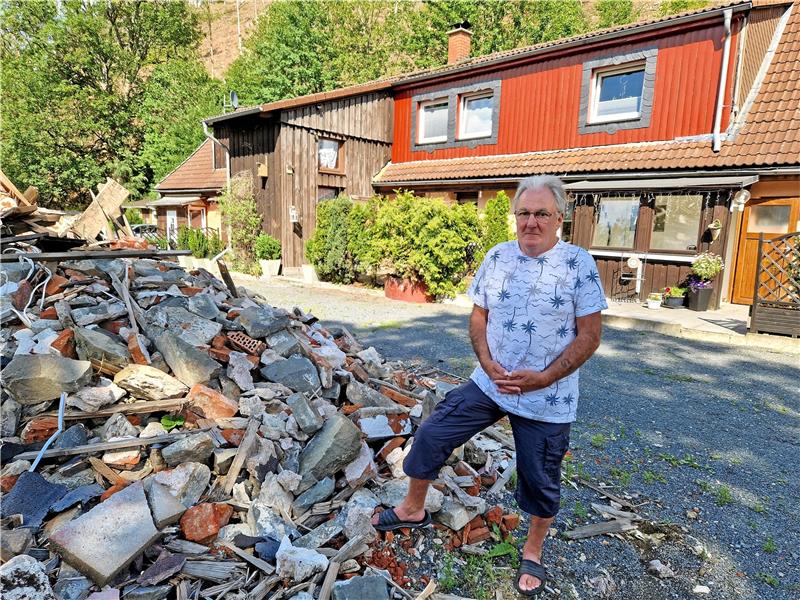 Frust hinter Altenaus stinkendem Schuttberg Bernd Weinberg muss jeden Tag auf den Schutthaufen vor seinem Haus schauen. Foto: Knoke