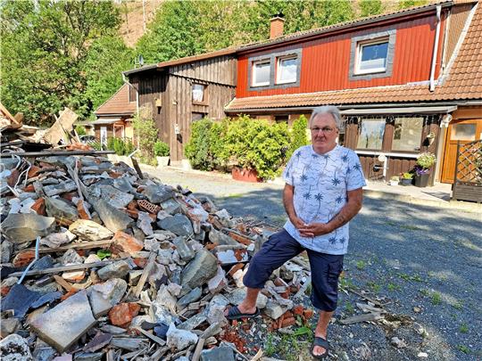 Bernd Weinberg muss jeden Tag auf den Schutthaufen vor seinem Haus schauen. Foto: Knoke