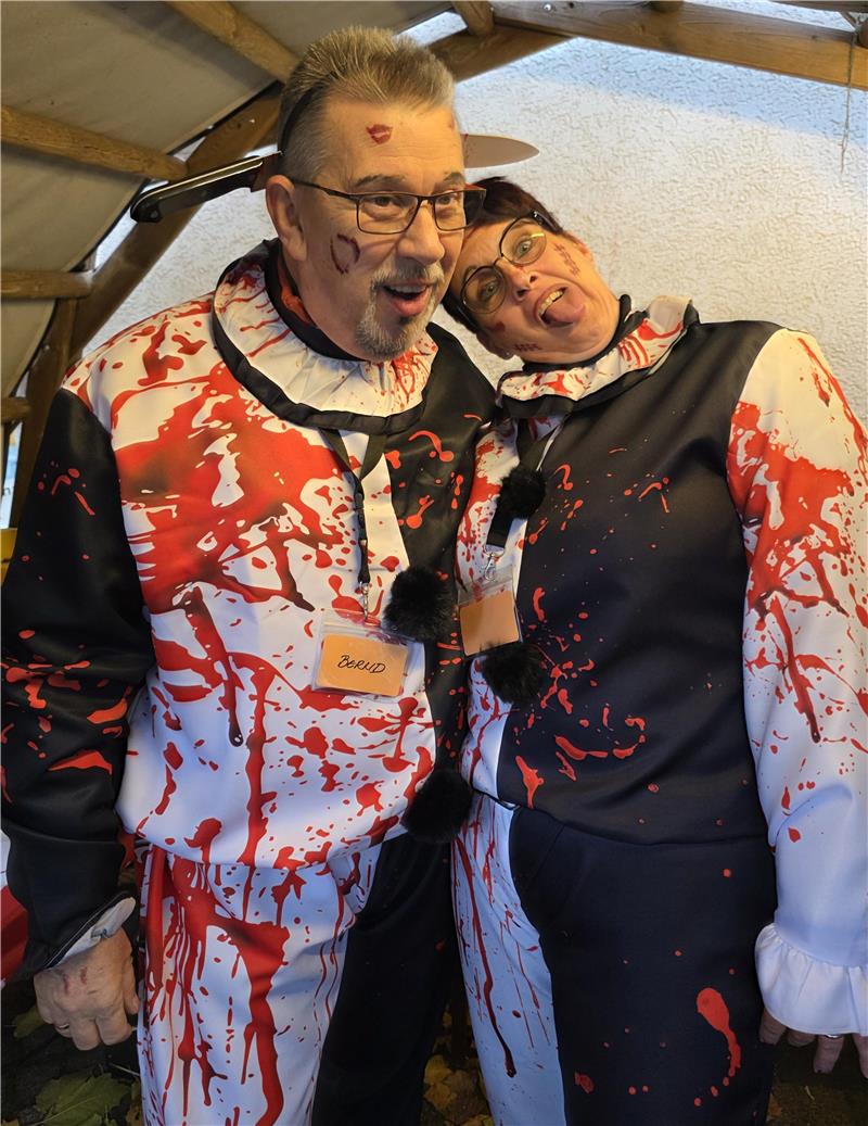 Veranstaltung bricht Rekord: Oker zittert beim „Schelloween“-Grusel Bernd und Andrea Röttger sind für höllische Getränke zuständig.