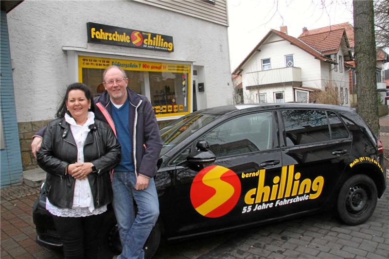 Bernd und Uschi Schilling betreiben die älteste Fahrschule der Stadt: Es gibt sie seit 60 Jahren. Foto: Schlegel