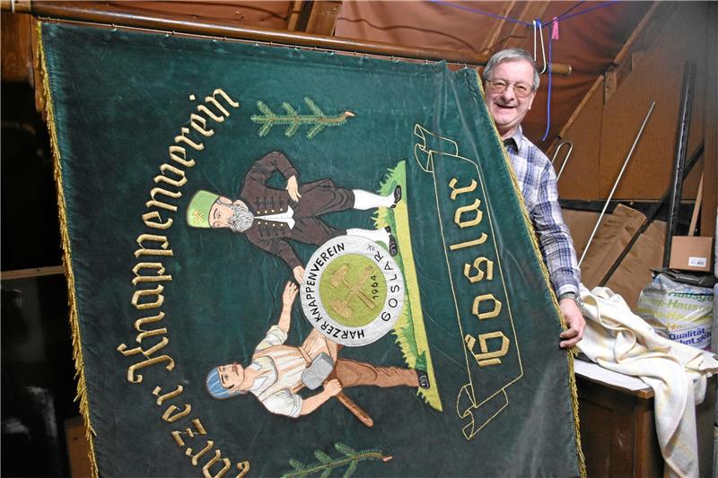 Fahne beim Bergdankfest: Der Schatz auf dem Dachboden Bernhard Pollak bewahrt die Fahne des Harzer Knappenvereins hängend unterm Dach auf und sieht oft nach ihr. Foto: Kempfer