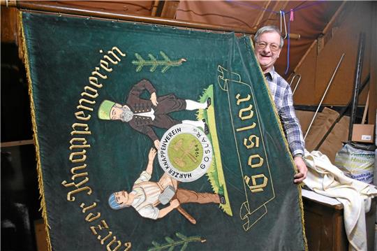 Bernhard Pollak bewahrt die Fahne des Harzer Knappenvereins hängend unterm Dach auf und sieht oft nach ihr. Foto: Kempfer