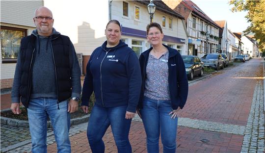 Bernhard Vössing, Stefanie Schmidt und Andrea Sander (v.l.) sind mit der Parkregelung rund um den Freiheitsplatz nicht einverstanden. Auch den bevorstehenden Änderungen stimmen sie noch nicht zufrieden.