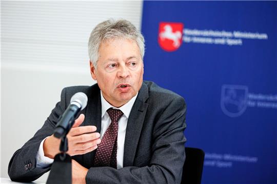 Bernhard Witthaut, hier noch Präsident Verfassungsschutz Niedersachsen, beantwortet Fragen.